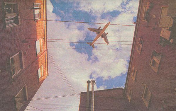 Avi&oacute; sobrevolant el barri de La Estaci&oacute;n de San Fernando de Henares (Madrid) (31 de mar&ccedil; de 2007)